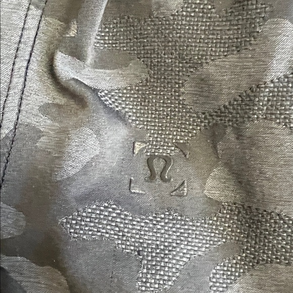 Lululemon T.H.E Short Linerless Mesh Camo 9” - Picture 6 of 7